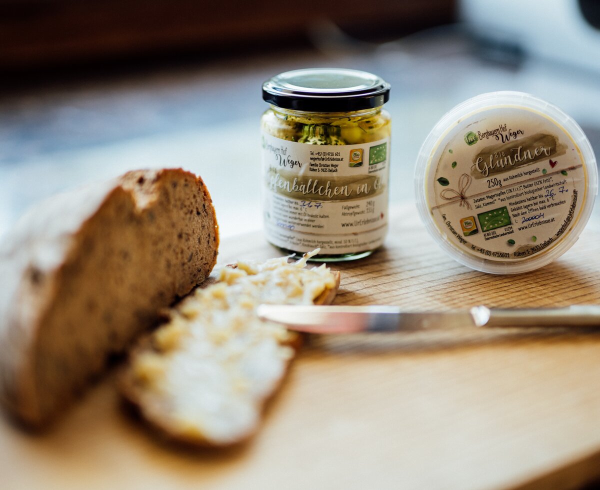 Brot mit Aufstrich | © Urlaub am Bauernhof Kärnten / Daniel Gollner Brot mit Aufstrich auf Brett | © Urlaub am Bauernhof Kärnten / Daniel Gollner