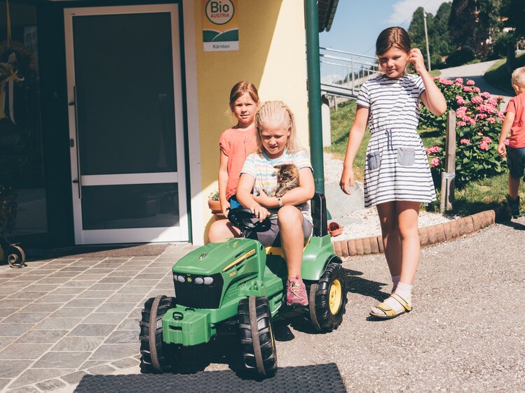 Kinder spielen mit Spielzeugtraktor | © Urlaub am Bauernhof Kärnten/ Daniel Gollner