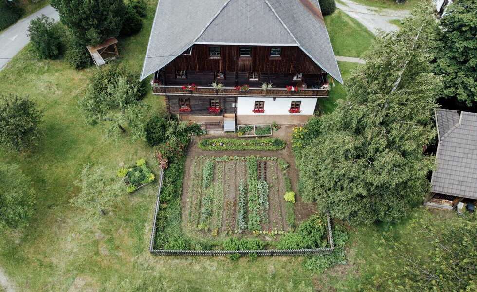 Garten und Haus von oben | © Urlaub am Bauernhof Kärnten/ Daniel Gollner