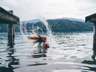 Mädchen im See | © Urlaub am Bauernhof Kärnten/ Daniel Gollner Mädchen im See spritzt das Wasser mit den Haaren | © Urlaub am Bauernhof Kärnten/ Daniel Gollner