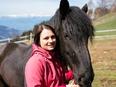 Elisabeth Lichtenegger | © Urlaub am Bauernhof Kärnten / Daniel Gollner Frau mit Pferd | © Urlaub am Bauernhof Kärnten / Daniel Gollner