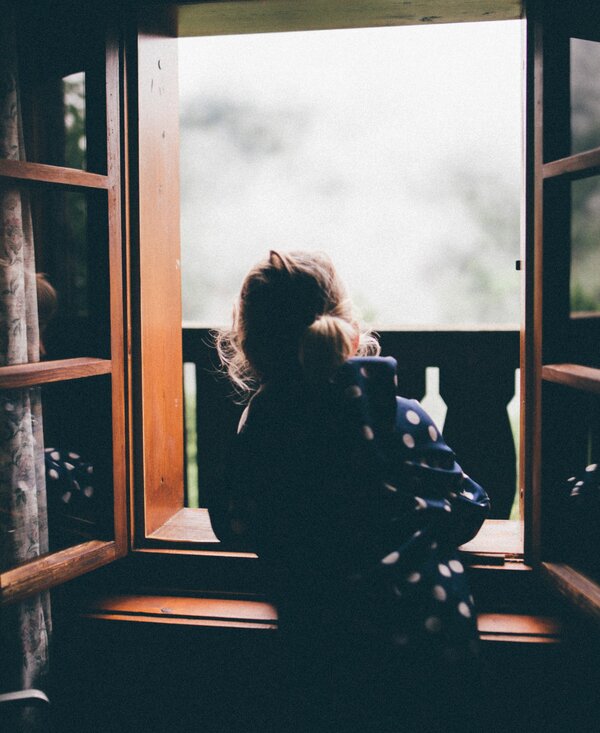 Kind schaut aus dem Fenster | © Urlaub am Bauernhof Kärnten / Daniel Gollner