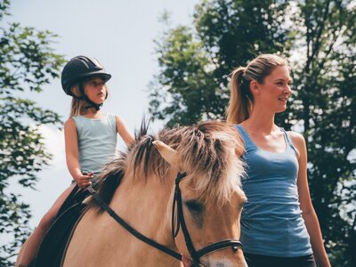 Frau und Kind reitet | © Urlaub am Bauernhof Kärnten / Daniel Gollner Frau führt Pferd und Kind reitet | © Urlaub am Bauernhof Kärnten / Daniel Gollner