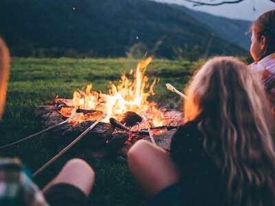 Kinder halten Stöcke in das Feuer | © Urlaub am Bauernhof Kärnten / Daniel Gollner