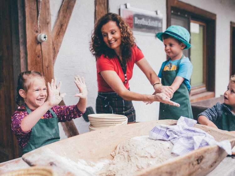 Frau und Kinder beim Brotbacken | © Urlaub am Bauernhof Kärnten / Daniel Gollner