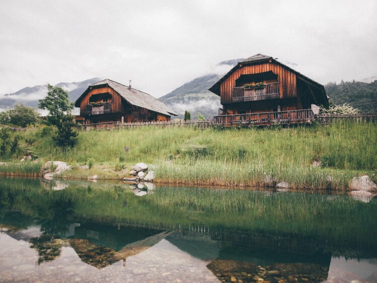 Chalets mit dem Teich | © Urlaub am Bauernhof Kärnten / Daniel Gollner
