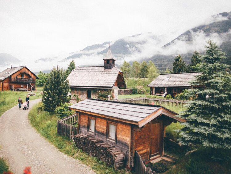 Chalets mit Straße | © Urlaub am Bauernhof Kärnten/ Daniel Gollner