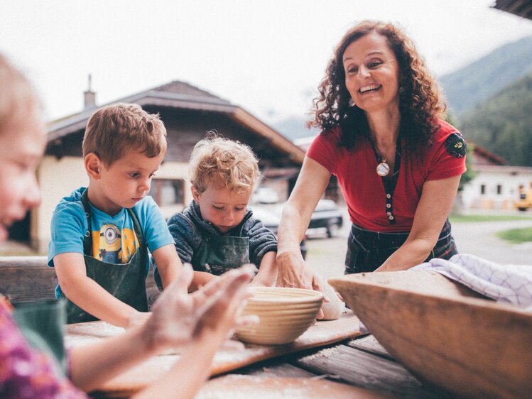 Frau und Kinder beim Brotbacken | © Urlaub am Bauernhof Kärnten/ Daniel Gollner