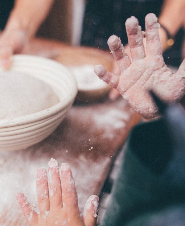 Mehlige Hände vom Brotbacken | © Urlaub am Bauernhof Kärnten / Daniel Gollner
