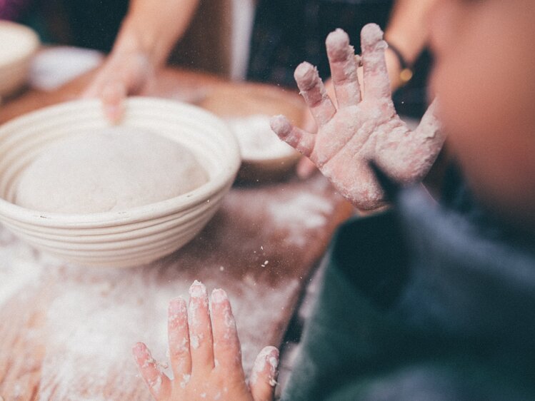 Mehlige Hände vom Brotbacken | © Urlaub am Bauernhof Kärnten / Daniel Gollner