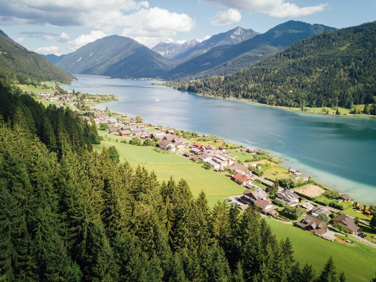 Seeufer mit Häusern und Wald | © Urlaub am Bauernhof Kärnten/ Daniel Gollner