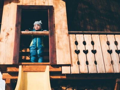 Kind steht am Spielturm | © Urlaub am Bauernhof Kärnten / Daniel Gollner