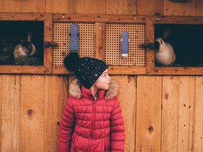 Mädchen steht vor dem Hasenstall | © Urlaub am Bauernhof Kärnten / Daniel Gollner