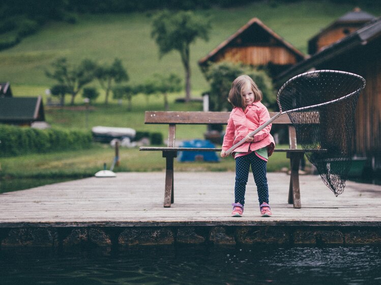 Kind am Steg mit Kescher | © Urlaub am Bauernhof Kärnten / Daniel Gollner