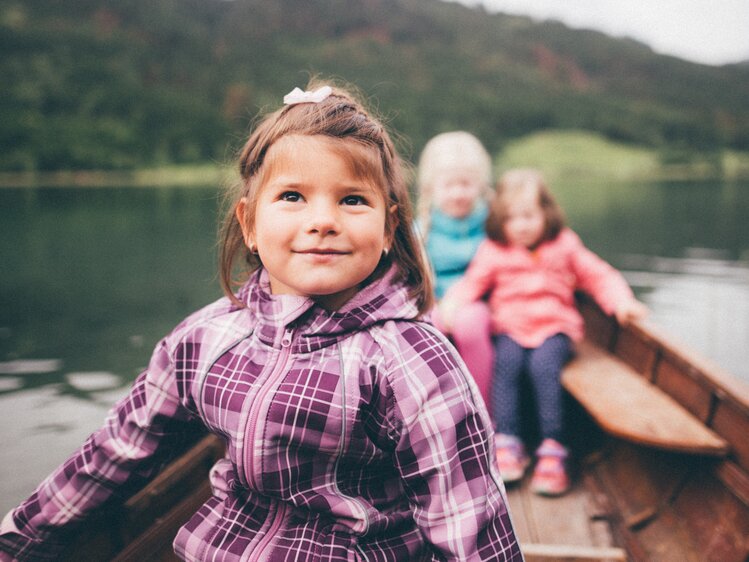 Kinder sitzen im Boot am Wasser | © Urlaub am Bauernhof Kärnten / Daniel Gollner
