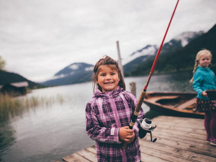 Kind mit der Angel am Steg | © Urlaub am Bauernhof Kärnten / Daniel Gollner