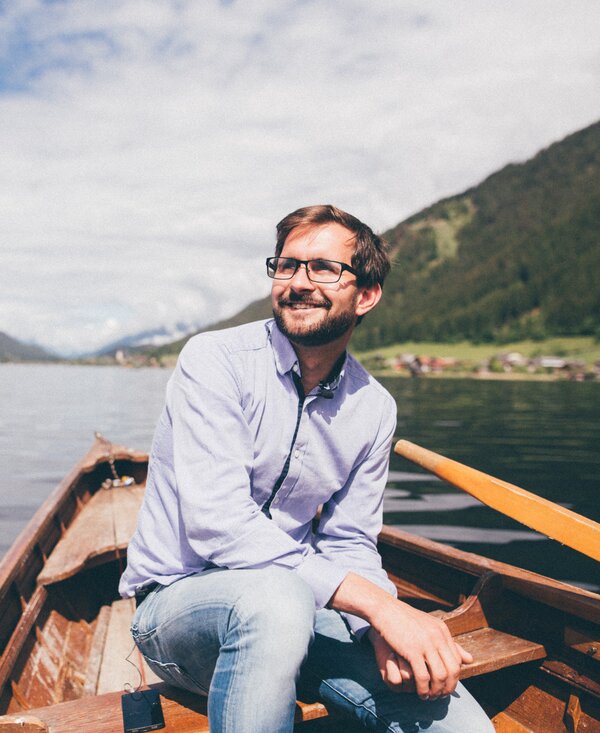 Mann sitzt im Boot auf dem Wasser | © Urlaub am Bauernhof Kärnten / Daniel Gollner