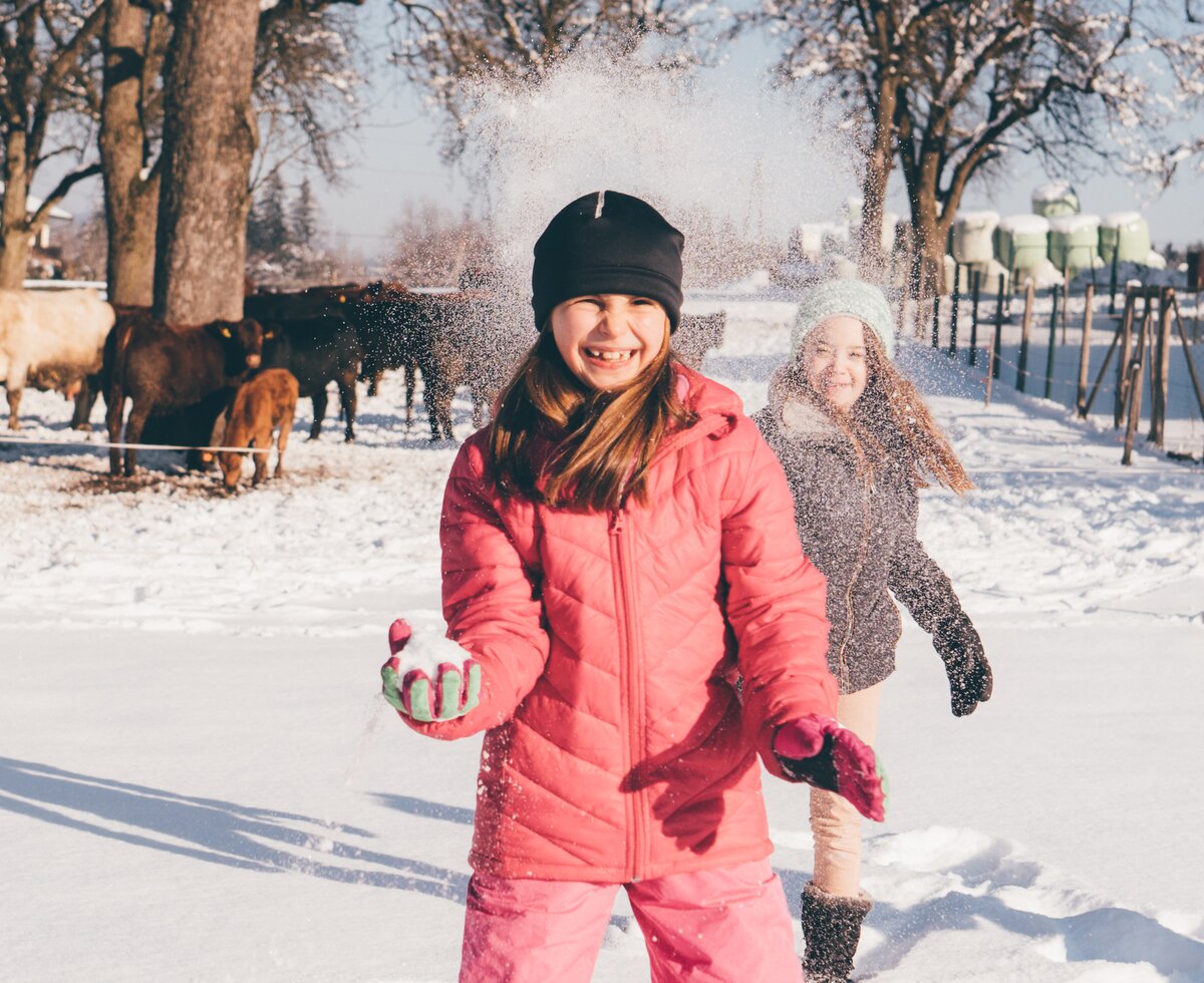Kinder mit Schneebällen | © Urlaub am Bauernhof Kärnten/ Daniel Gollner Kind mit Schneeball wird mit Schnee getroffen | © Urlaub am Bauernhof Kärnten/ Daniel Gollner