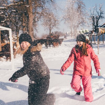 Kinder machen eine Schneeschlacht | © Urlaub am Bauernhof Kärnten / Daniel Gollner