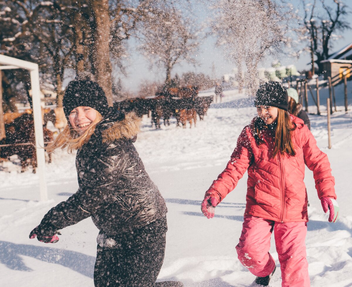 Kinder Schneeschlacht | © Urlaub am Bauernhof Kärnten / Daniel Gollner Kinder machen eine Schneeschlacht | © Urlaub am Bauernhof Kärnten / Daniel Gollner