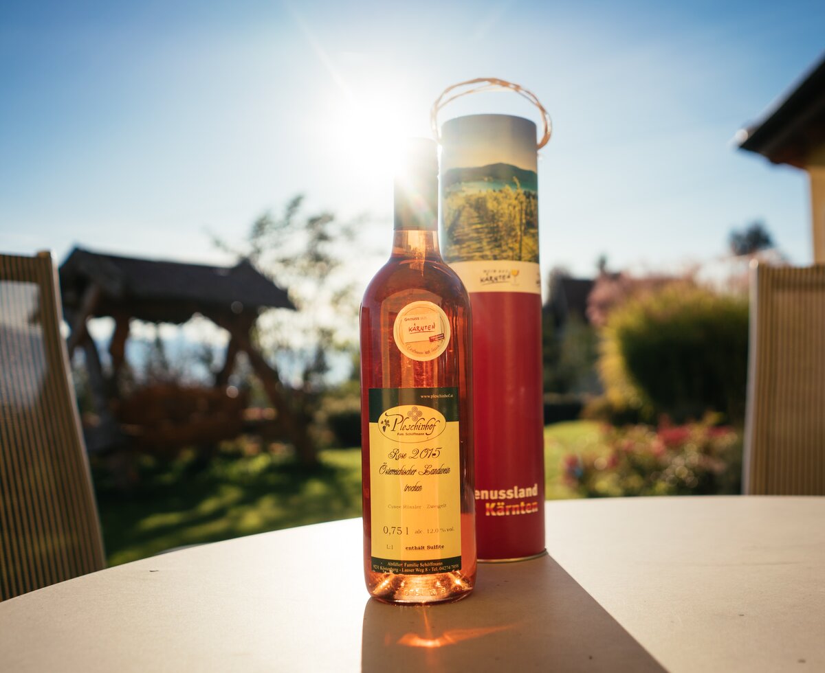 Wein | © Urlaub am Bauernhof Kärnten/ Daniel Gollner Wein am Tisch in der Sonne | © Urlaub am Bauernhof Kärnten/ Daniel Gollner