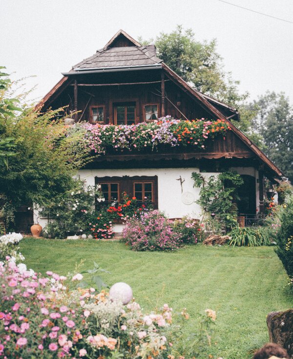 Bauernhaus mit Wiese und Blumen | © Urlaub am Bauernhof Kärnten/ Daniel Gollner
