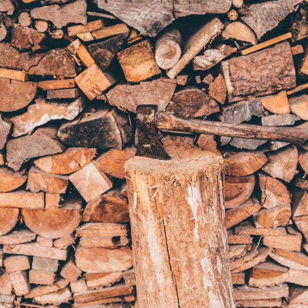 Axt vor der Holztriste | © Urlaub am Bauernhof Kärnten / Daniel Gollner