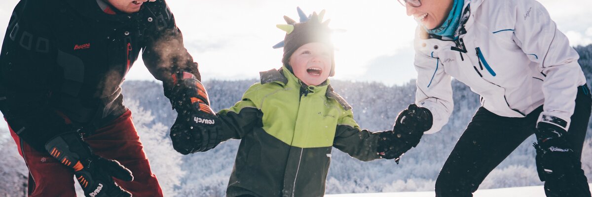 Familie und Kind im Schnee | © Urlaub am Bauernhof Kärnten/ Daniel Gollner