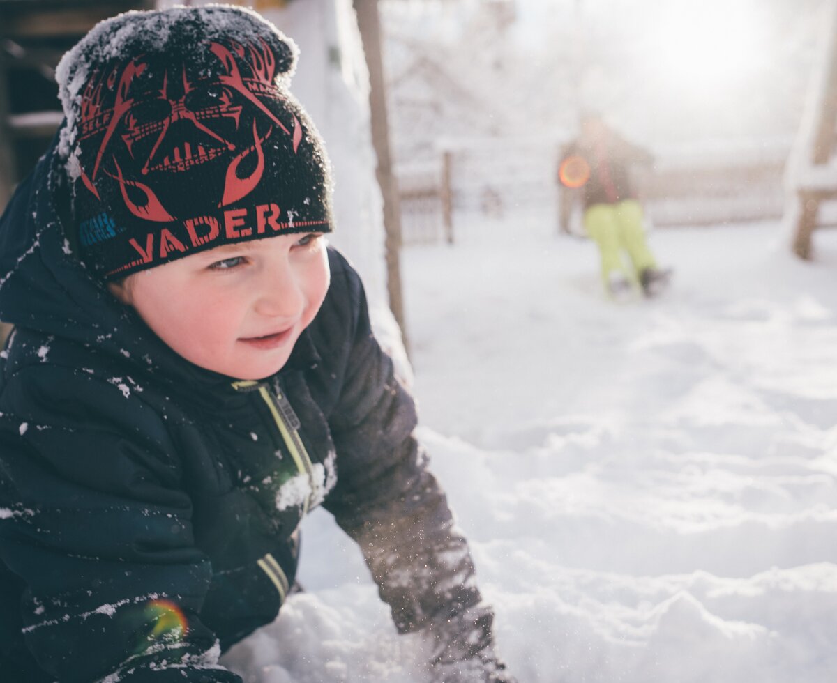 Kind im Schnee | © Urlaub am Bauernhof Kärnten/ Daniel Gollner Kind krabbelt im Schnee | © Urlaub am Bauernhof Kärnten/ Daniel Gollner