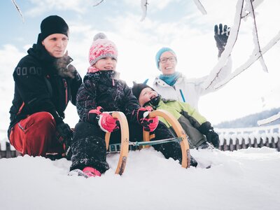 Mann und Kind beim Schlittenfahren | © Urlaub am Bauernhof Kärnten/ Daniel Gollner Mann und Kind beim Schlittenfahren | © Urlaub am Bauernhof Kärnten/ Daniel Gollner