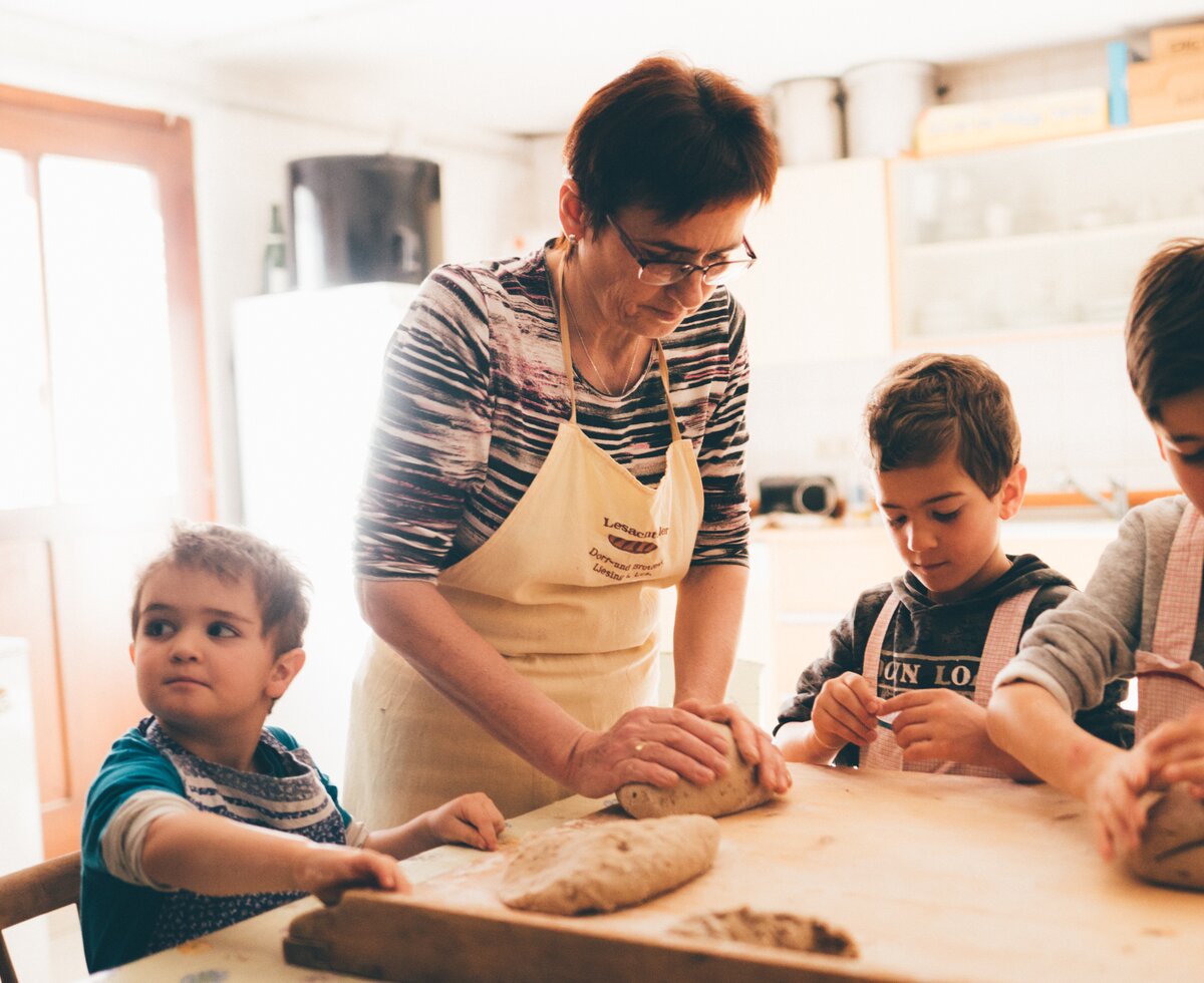 Frau und Kinder kneten | © Urlaub am Bauernhof Kärnten/ Daniel Gollner Frau und Kinder kneten das Brot | © Urlaub am Bauernhof Kärnten/ Daniel Gollner