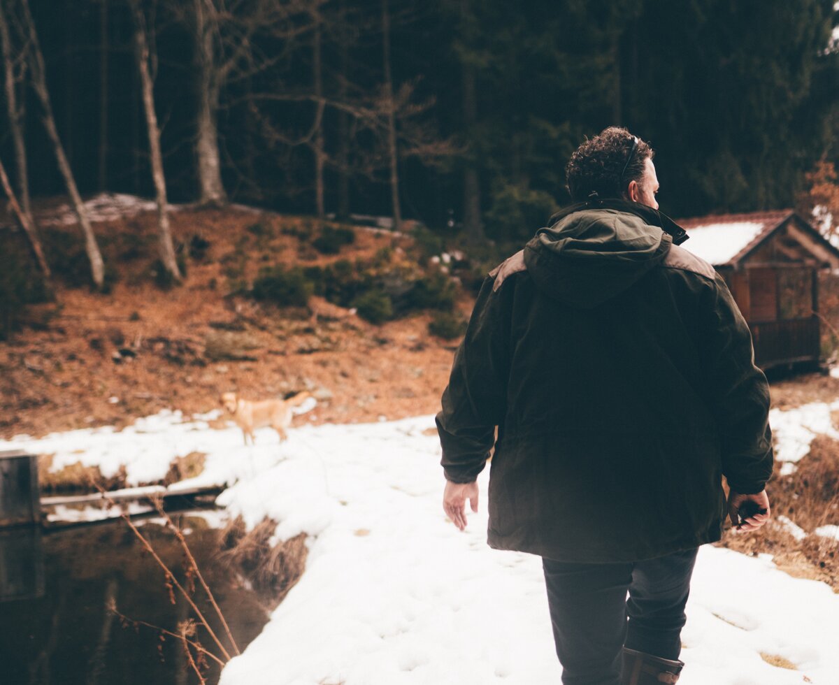 Mann geht in Richtung der Hütte | © Urlaub am Bauernhof Kärnten/ Daniel Gollner