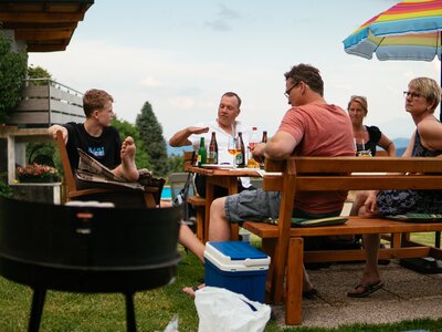 Grillabend am Lacknerhof | © Urlaub am Bauernhof / Daniel Gollner Familie sitzt gemeinsam beim Grillabend | © Urlaub am Bauernhof / Daniel Gollner