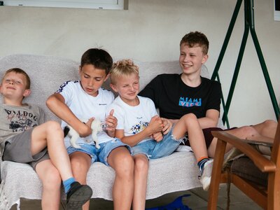 Kinder auf der Hollywoodschaukel | © Urlaub am Bauernhof / Daniel Gollner Kinder relaxen auf der der Hollywoodschaukel | © Urlaub am Bauernhof / Daniel Gollner