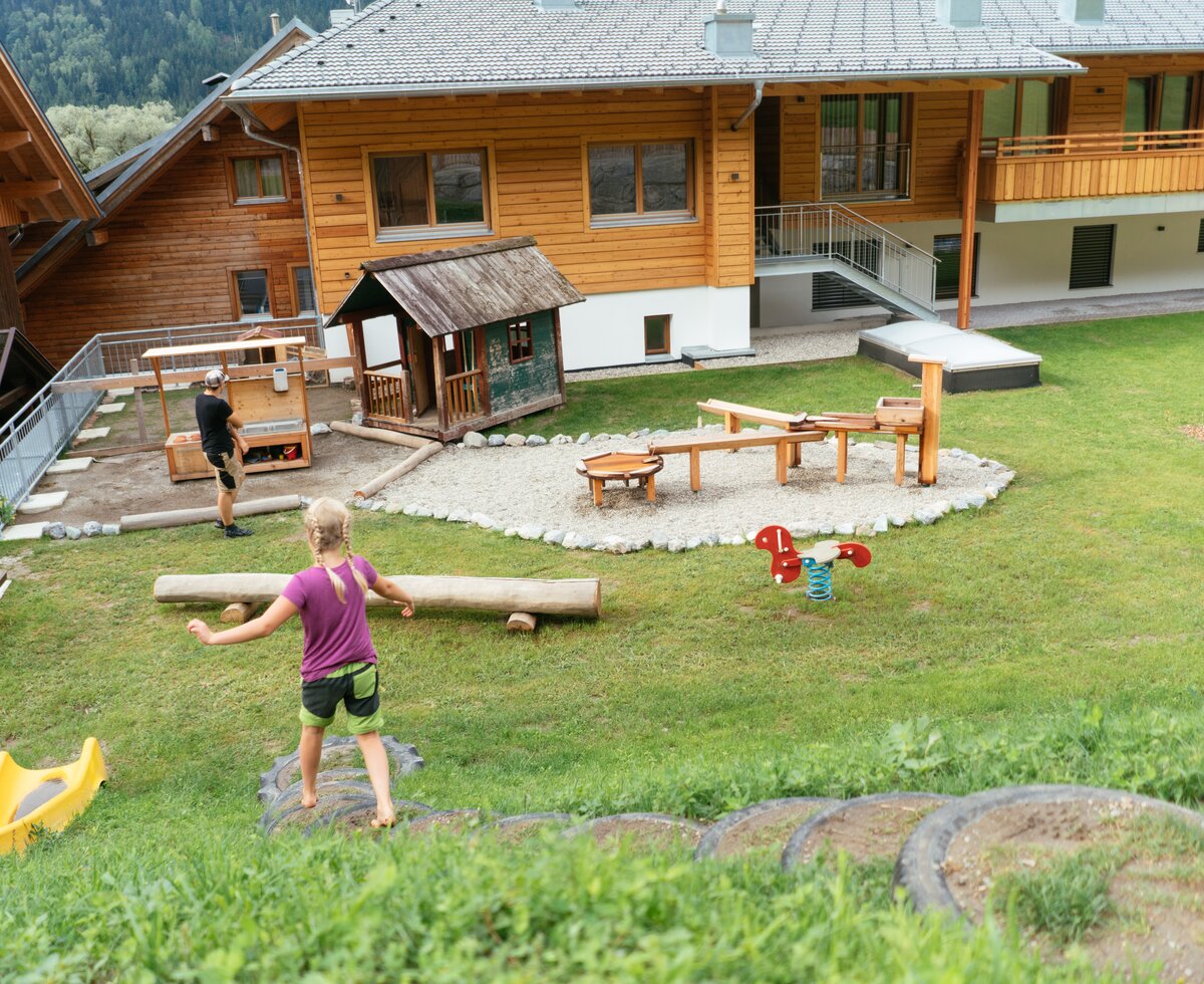 Jan's Kinder genießen den Freiraum | © Urlaub am Bauernhof Kärnten / Daniel Gollner Kinder am Spielplatz | © Urlaub am Bauernhof Kärnten / Daniel Gollner