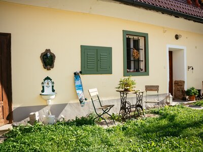 Ein Plätzchen zum Entspannen | © Urlaub am Bauernhof Kärnten / Daniel Gollner Sitzgelegenheit vor der Haustür | © Urlaub am Bauernhof Kärnten / Daniel Gollner