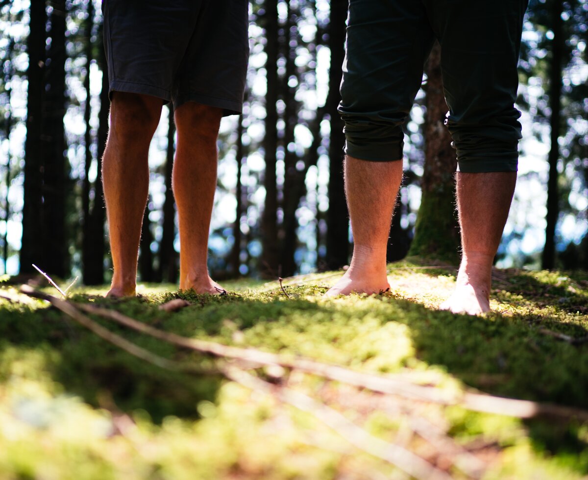 ohne Schuhe | © Urlaub am Bauernhof Kärnten/ Daniel Gollner barfuß im Wald | © Urlaub am Bauernhof Kärnten/ Daniel Gollner