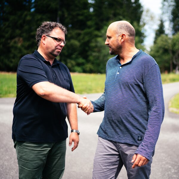 Männer geben sich die Hand am Weg | © Urlaub am Bauernhof Kärnten / Daniel Gollner