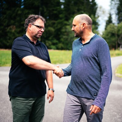 Männer geben sich die Hand am Weg | © Urlaub am Bauernhof Kärnten / Daniel Gollner