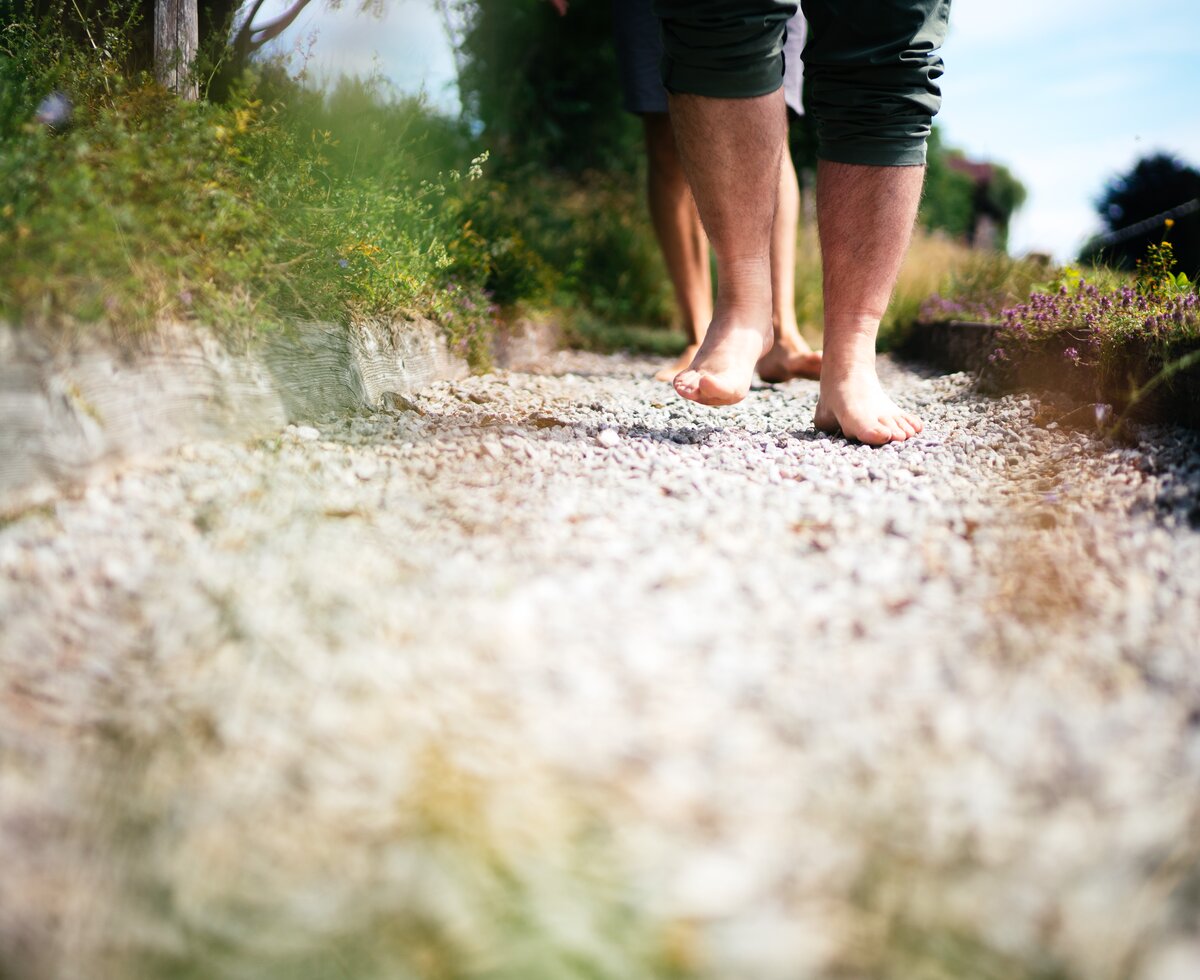 ohne Schuhe am Weg | © Urlaub am Bauernhof Kärnten/ Daniel Gollner barfuß am Weg | © Urlaub am Bauernhof Kärnten/ Daniel Gollner