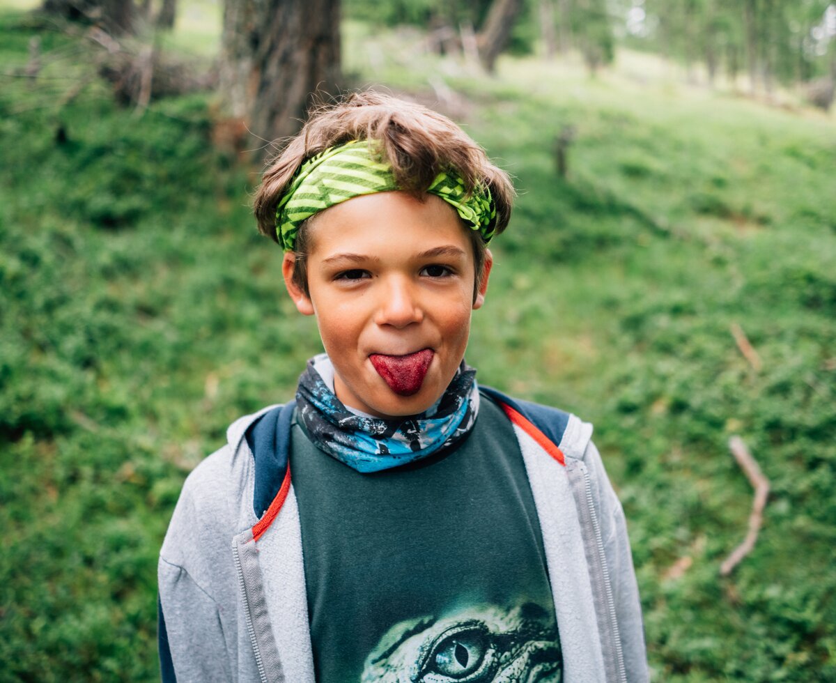 Bub streckt die verfärbte Zunge heraus | © Urlaub am Bauernhof Kärnten/ Daniel Gollner