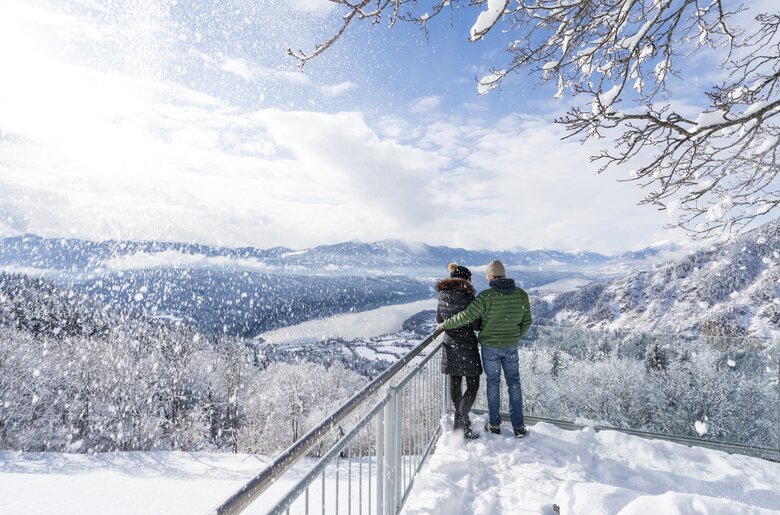 Zeit zu Zweit im Winter am Millstätter See  | © Gert Perauer / Millstätter See Tourismus GmbH Paar steht am Balkon mit Blick auf den Millstätter See im Winter | © Gert Perauer / Millstätter See Tourismus GmbH