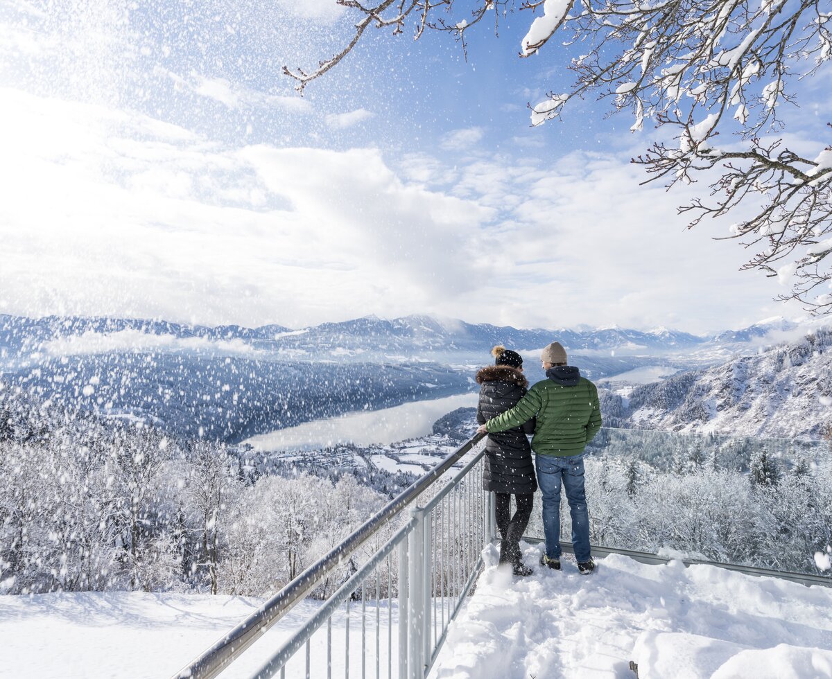 Paar steht am Balkon mit Blick auf den Millstätter See im Winter | © Gert Perauer / Millstätter See Tourismus GmbH