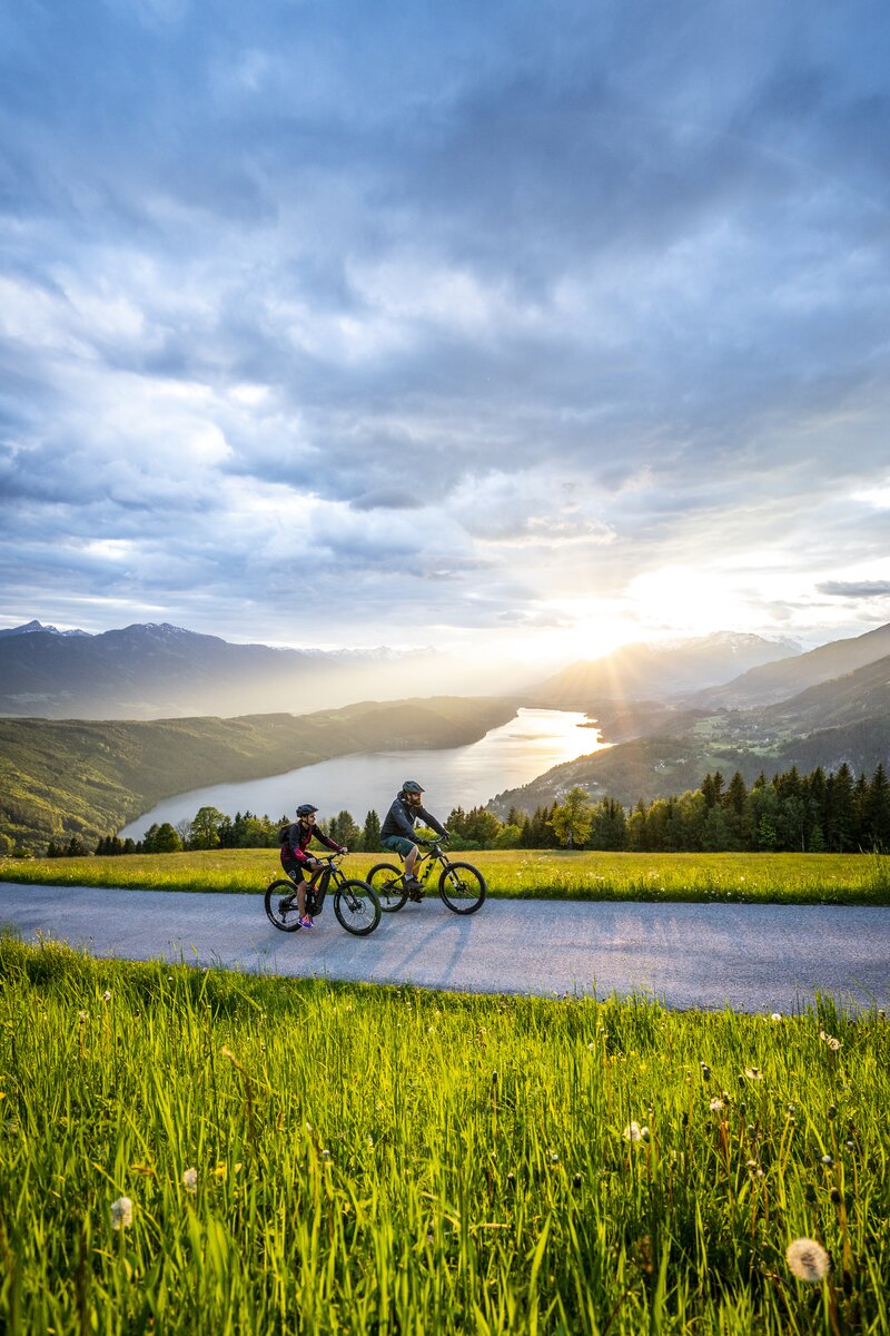 Radfahrer am Ufer des Millstätter Sees mit Panoramablick | © Gert Perauer / Millstätter See Tourismus GmbH