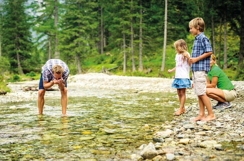 Familie spielt beim Bacherlebnisweg Pöllatal | © Anze Furlan / Tourismusregion Katschberg Lieser-Maltatal