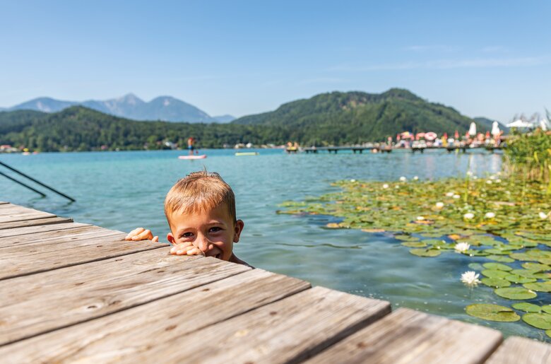 Kind schaut am Steg aus dem Klopeinersee | © Tourismusregion Klopeiner See - Südkärnten GmbH / Franz Gerdl