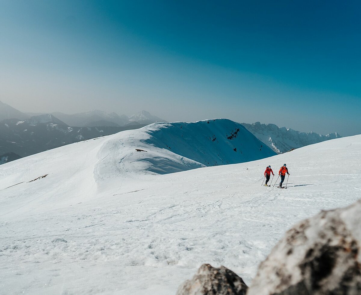 Skitour aufs Hochobir | © Tourismusregion Klopeiner See - Südkärnten GmbH / Martin Hofmann Zwei Skitourengeher in der Winterlandschaft | © Tourismusregion Klopeiner See - Südkärnten GmbH / Martin Hofmann