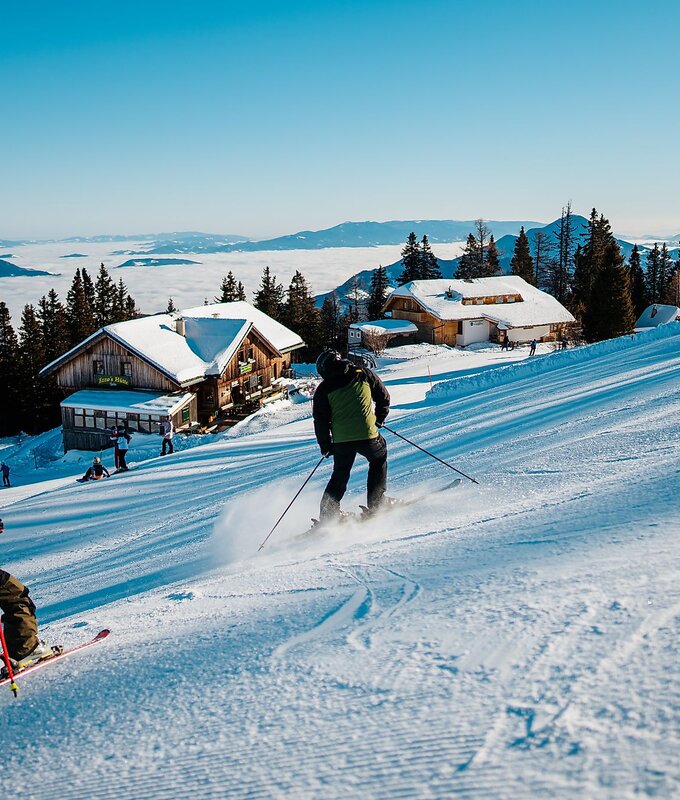 Mann und Kind fahren Ski auf der Petzen | © Tourismusregion Klopeiner See - Südkärnten GmbH / Martin Hofmann