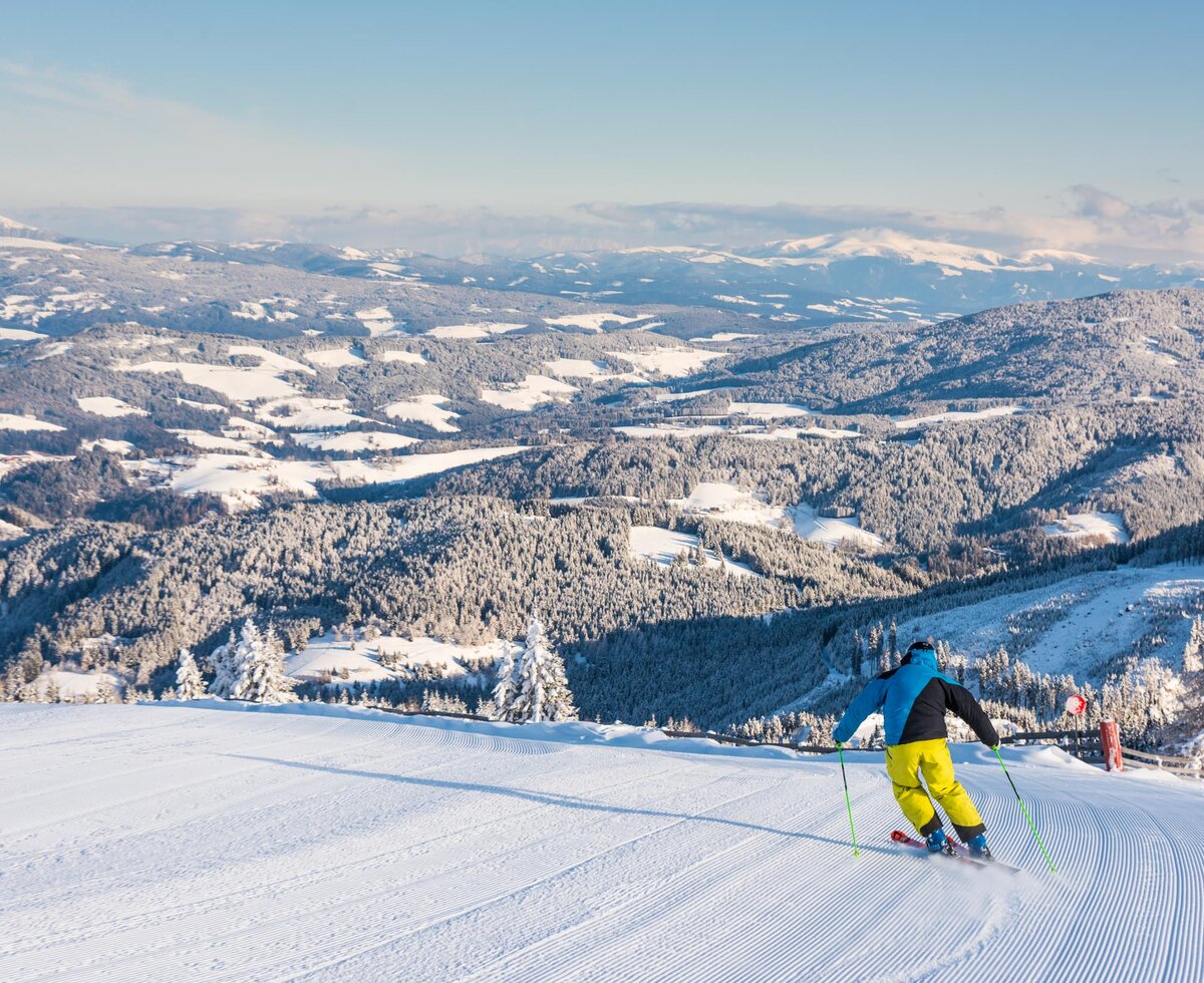 Skifahren auf der Weinebene | © Franz Gerdl / RML GmbH Skifahrer auf der Piste mit Blick ins Lavanttal | © Franz Gerdl / RML GmbH