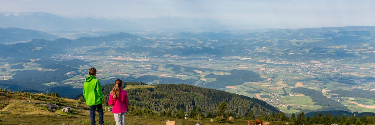 Zwei Kinder geniessen Blick ins Lavanttal beim Wandern | © Franz Gerdl / RML GmbH 